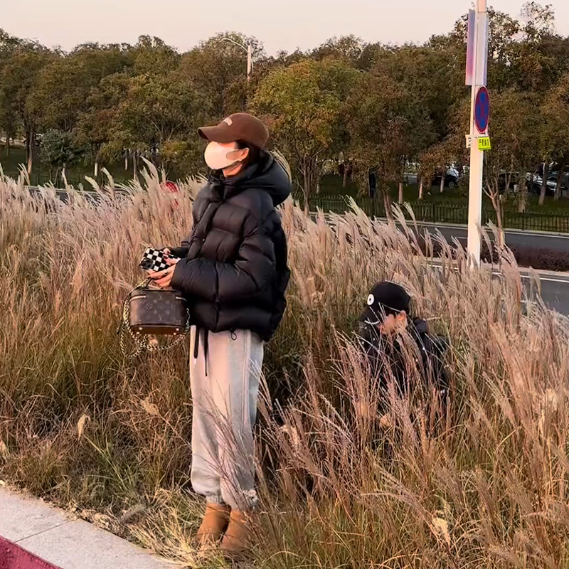 黑色短款羽绒服女2025冬新款泡芙云朵小个子加厚宽松白鸭绒面包服