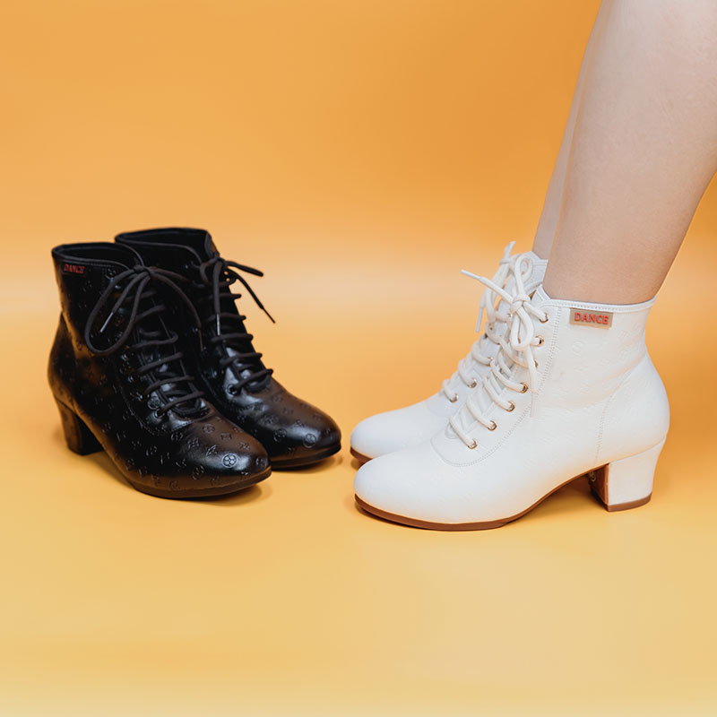 2024新款时尚秋冬压花女靴广场舞交谊舞百搭系带中跟冬季粗跟软底