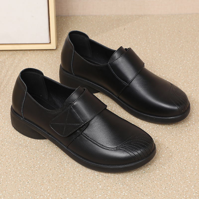 真皮软底妈妈鞋单鞋平底魔术贴老人皮42鞋防滑41大码43中老年女34