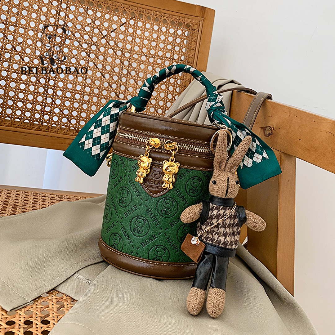 北包包小众设计圆筒包包女2024新款斜挎包水桶包女包白底手提小包