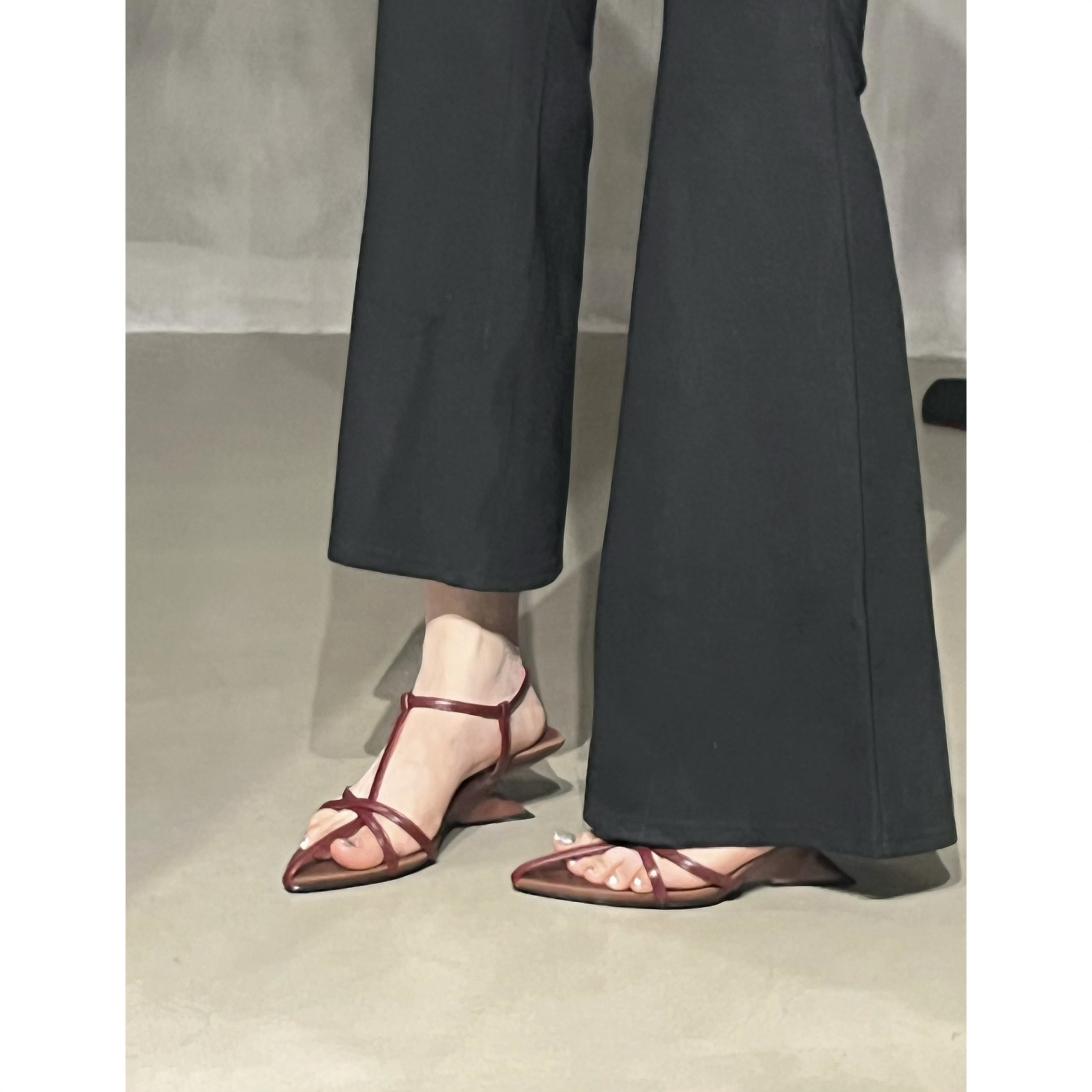 2024夏季新款法式镂空凉鞋时尚百搭尖头简约设计感黑色细带坡跟鞋