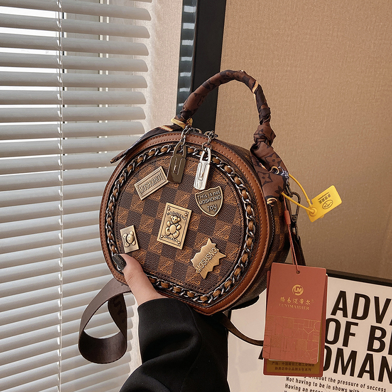 圆饼包包女2025潮时尚徽章小圆女百搭洋气女包包2025年火爆大容量
