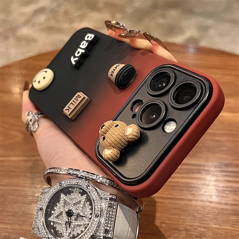 红黑渐变大视窗咖啡熊适用苹果16pro手机壳新款防摔硅胶全包女款