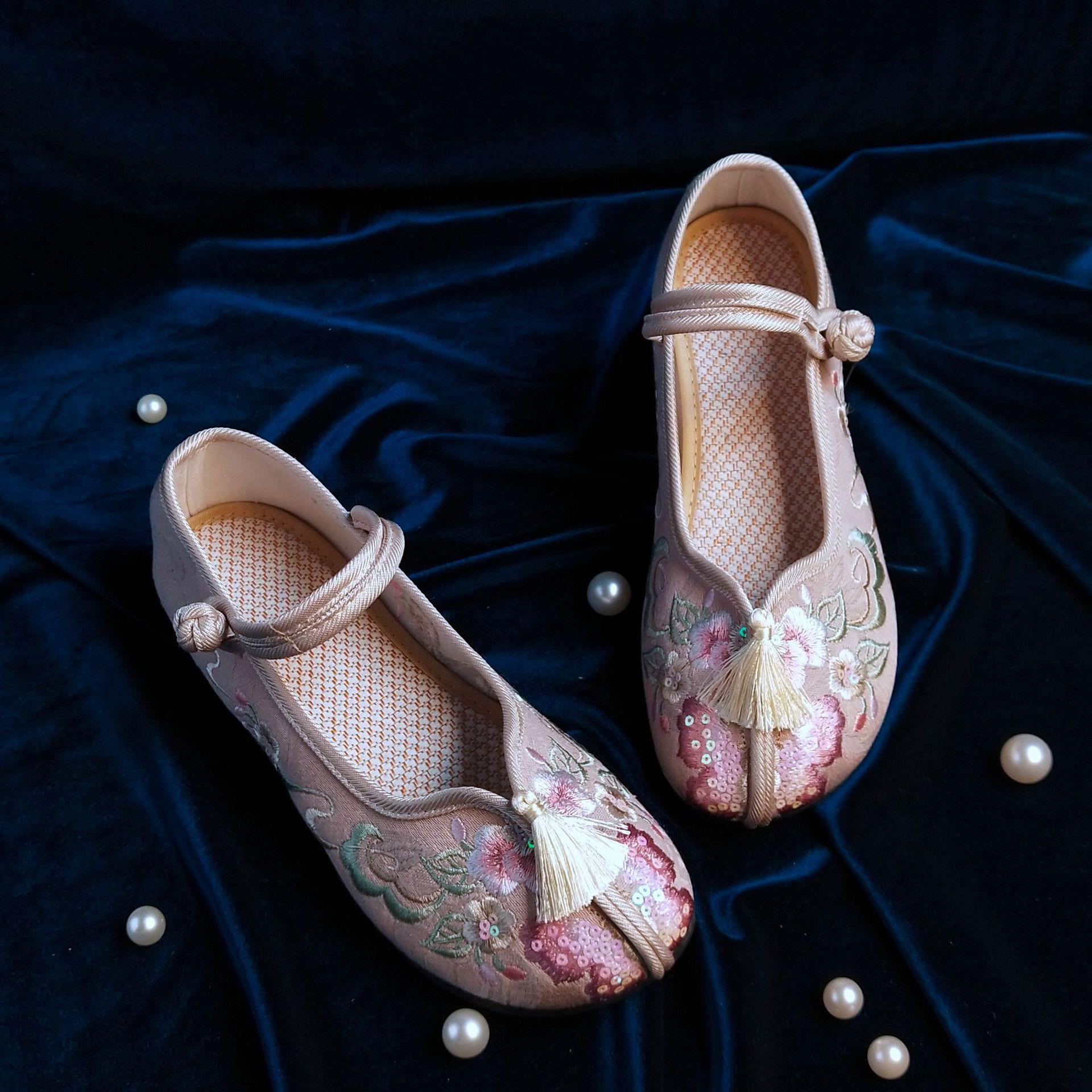 新款民族风绣花鞋老北京布鞋女圆头舒适广场舞平底单鞋古风软底鞋