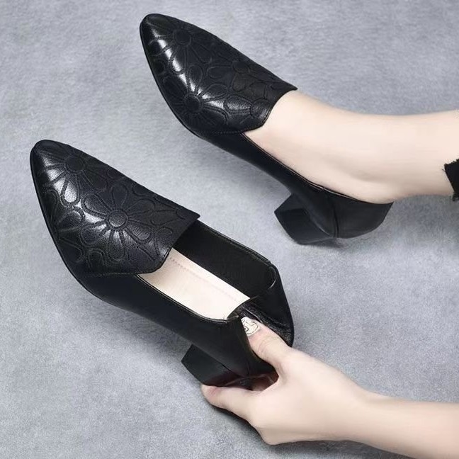头层真软皮单鞋女纯手工刺绣春秋尖头低跟女鞋子中年妈妈鞋小皮鞋