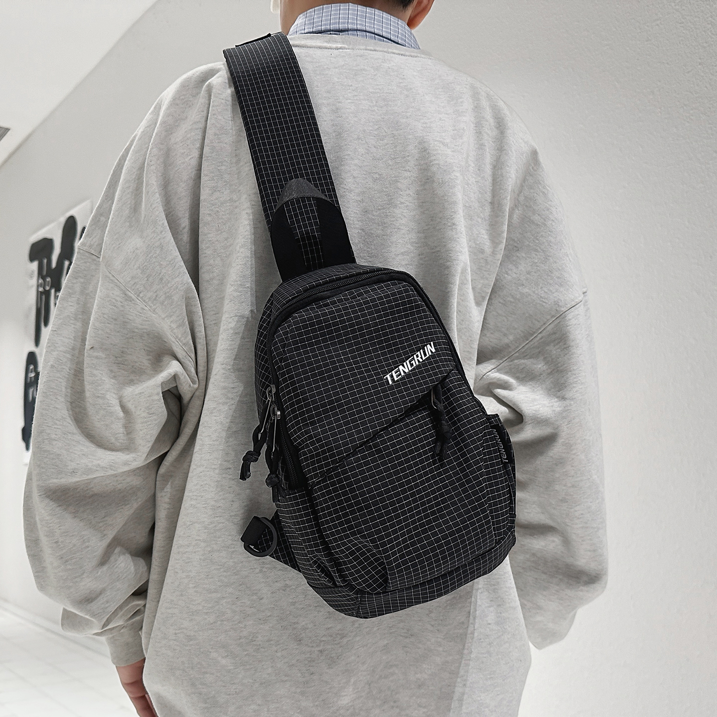 男士斜挎包休闲通勤胸包女外出便携单肩包户外爬山运动骑行包背包