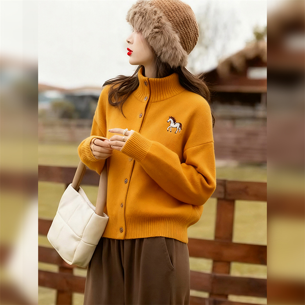 【无忧购】姜黄色小马高领开衫外套宽松慵懒百搭高级感毛衣秋冬款女