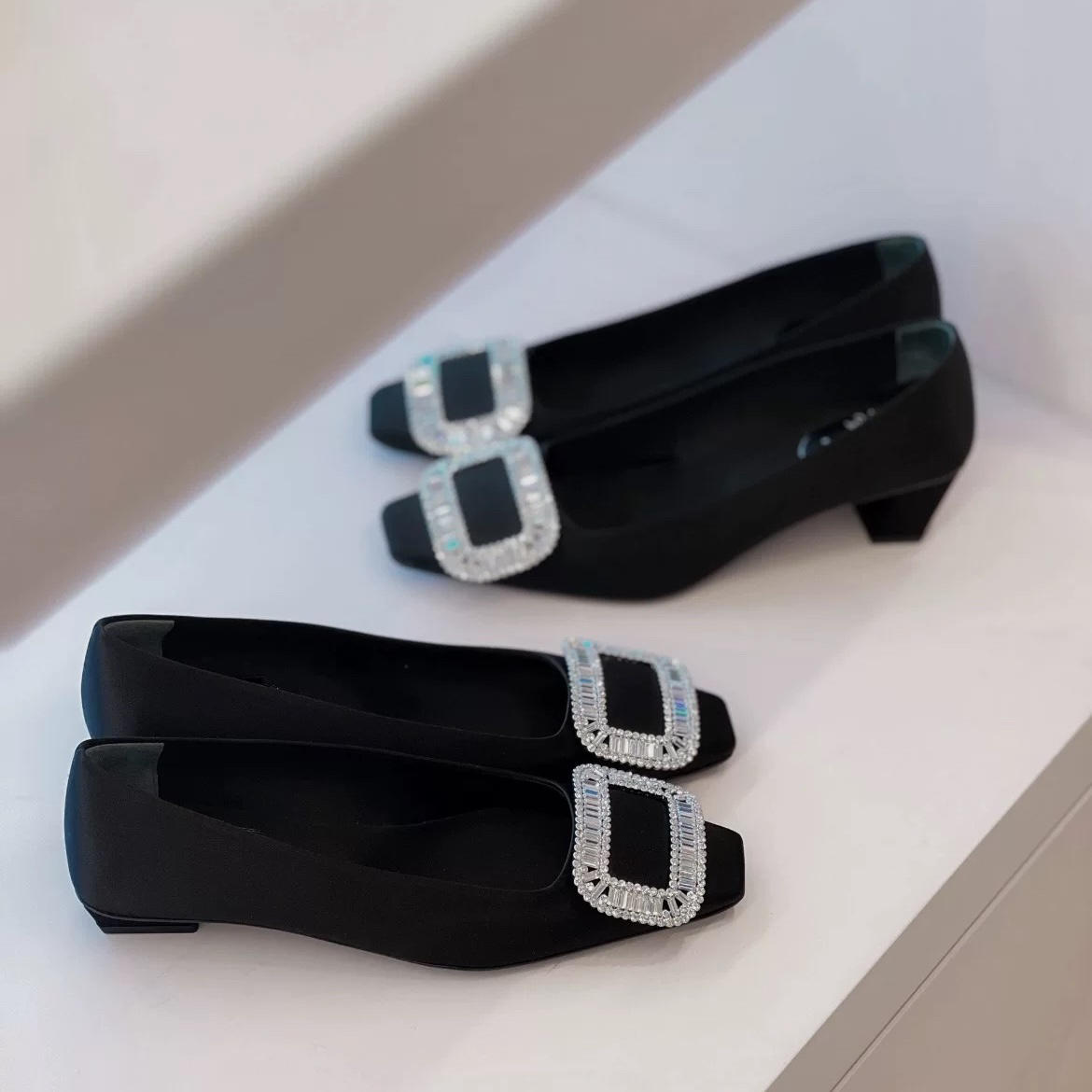 水钻方扣粗跟单鞋2025新款中跟加绒方头瓢鞋绸缎平底高跟鞋女船鞋