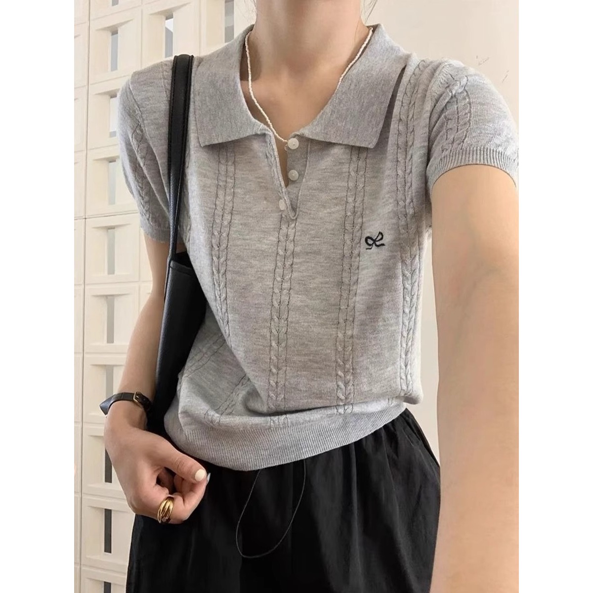 灰色翻领蝴蝶结刺绣针织衫上衣女夏季麻花设计感正肩软糯减龄短袖