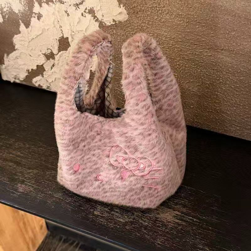 秋冬Kitty豹纹化妆包毛绒刺绣拍立得收纳包便携手拿大容量洗漱包