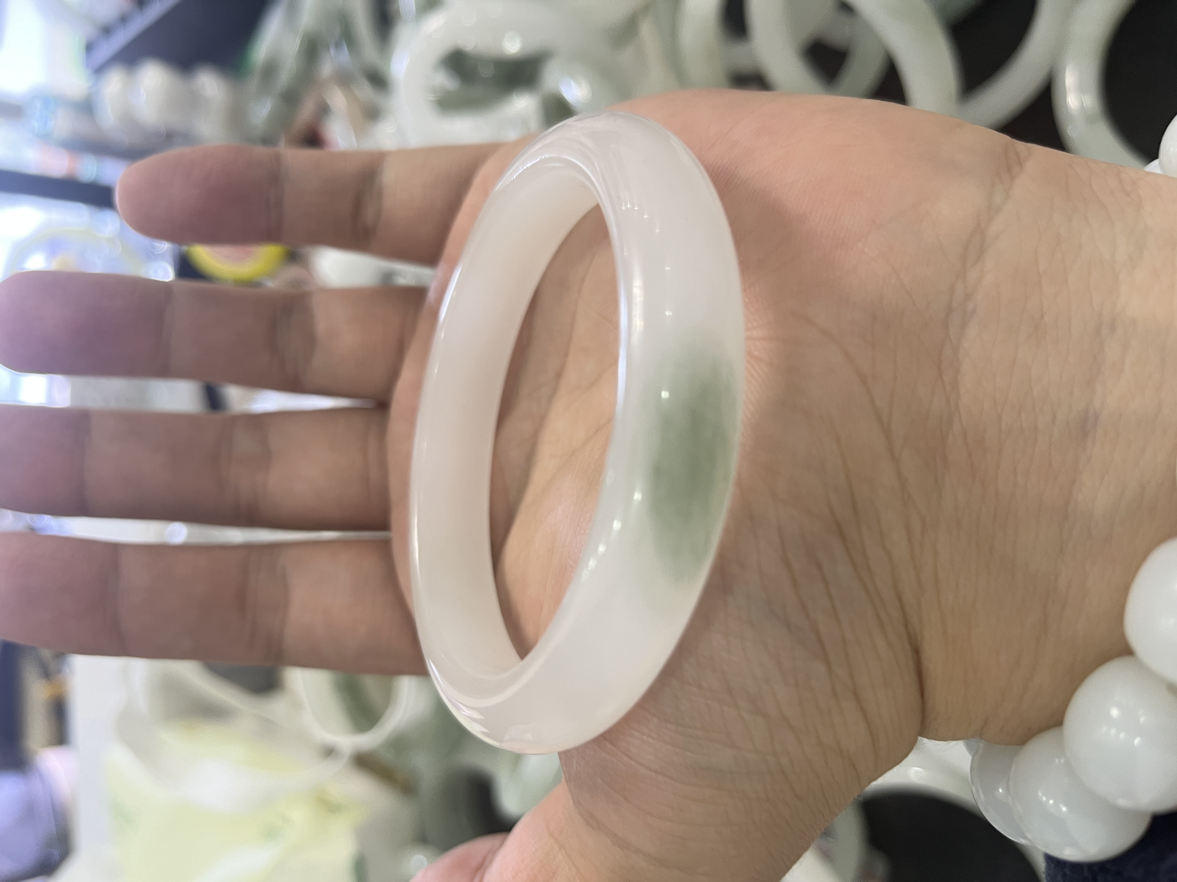 【致诚珠宝】天然新疆天山翠手镯金丝玉精品白色少绿时尚气质手镯