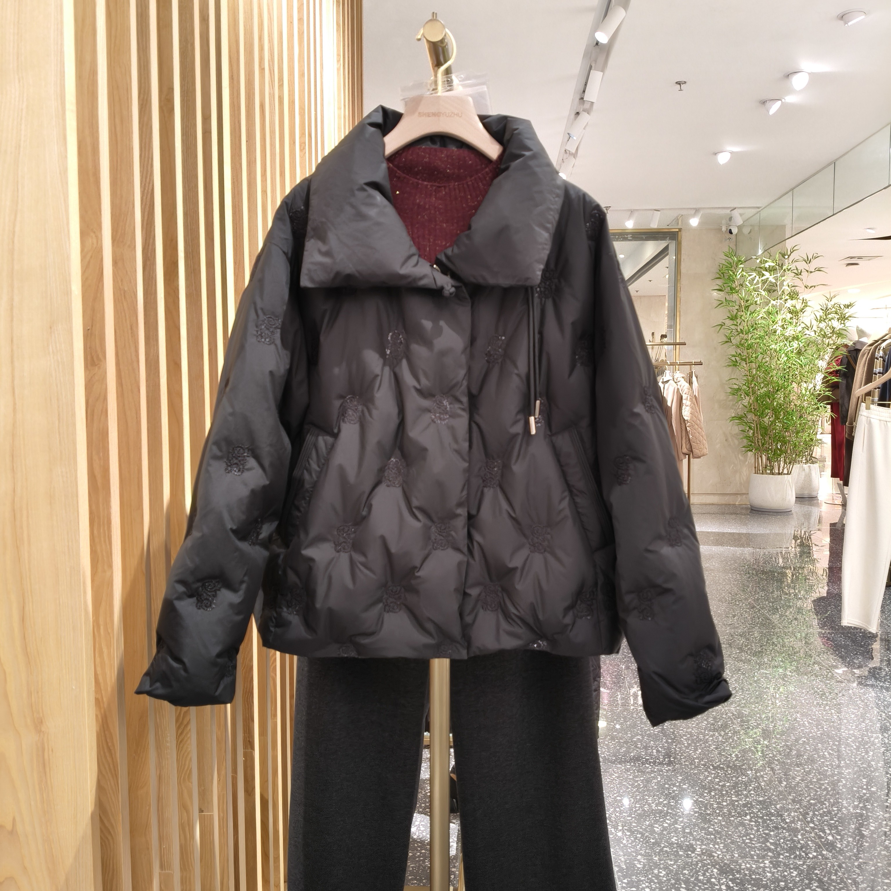 声雨竹1R824黑色大翻领白鹅服暗纹压花服宽松版型藏肉百搭冬季