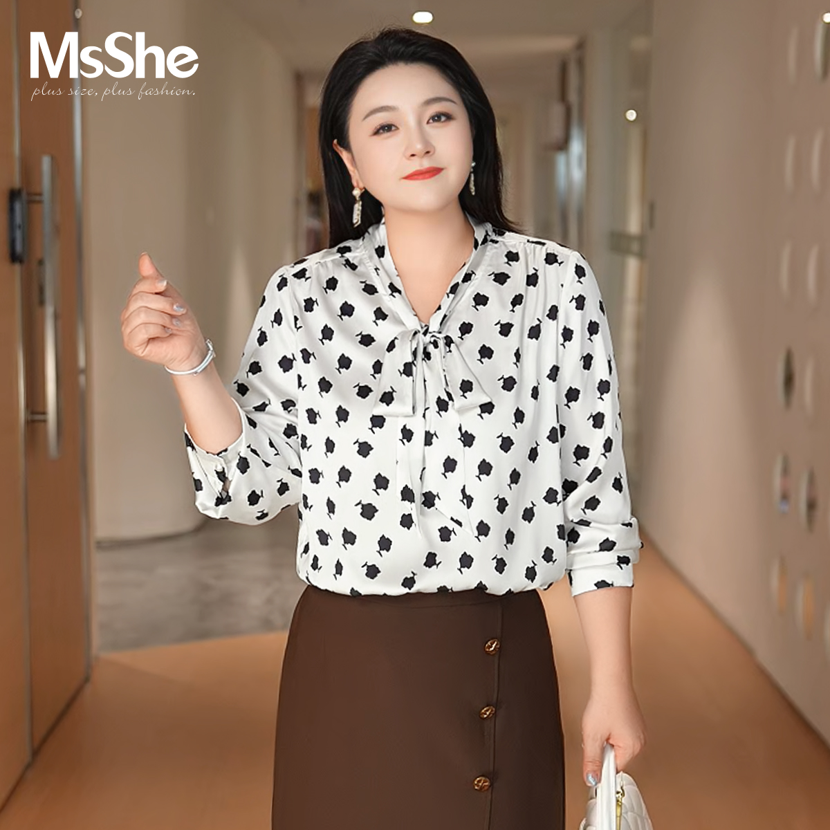 MsShe大码女装秋装印花缎面系带V领宽松显瘦长袖小衫J~B2508068