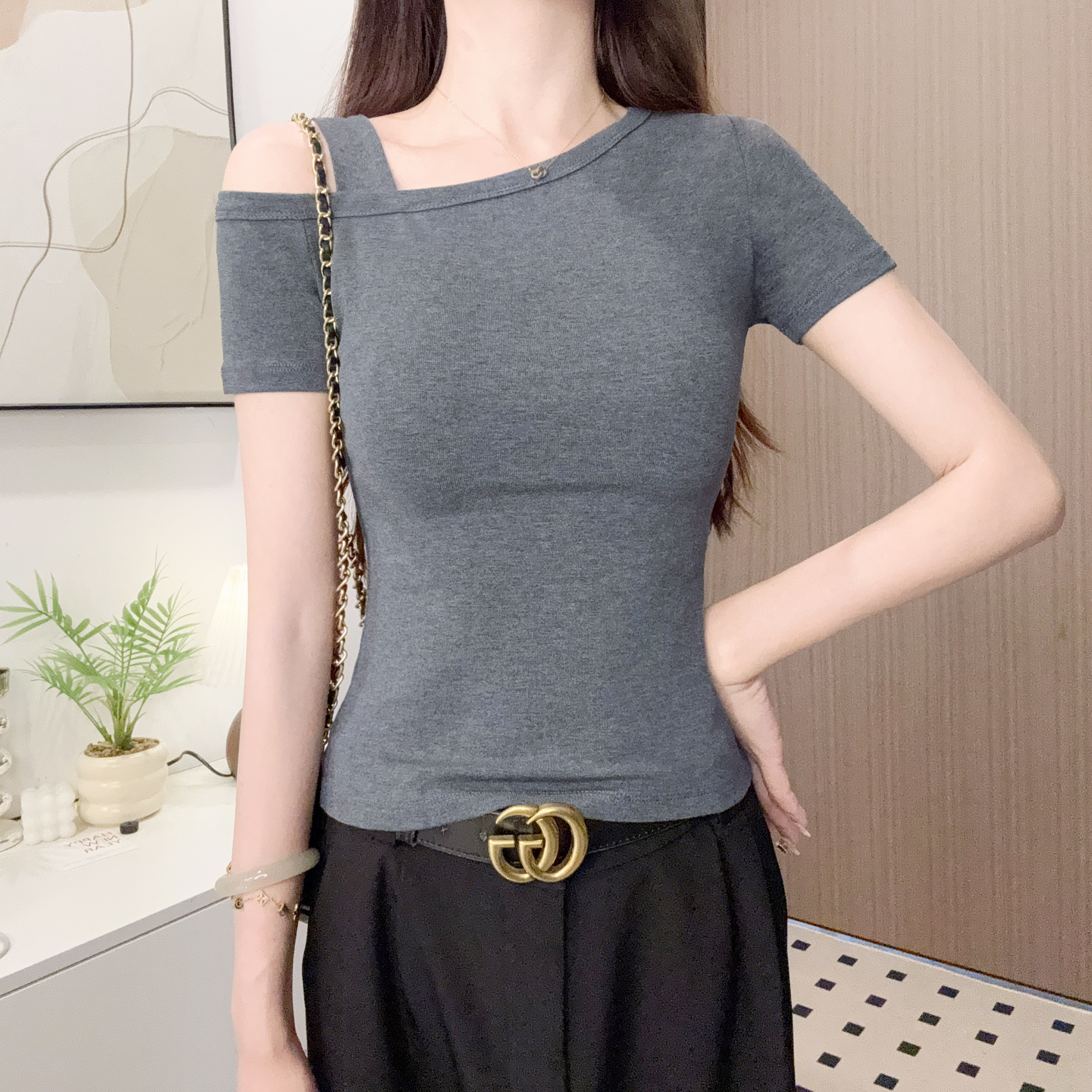 媚吉纯欲斜领露肩短袖t恤女2025夏季设计感修身打底百搭显瘦上衣