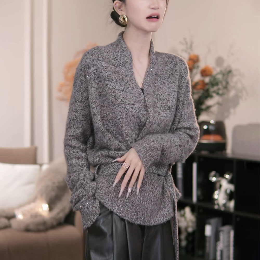 高级感黑色V领毛衣外套女秋冬洋气减龄系带收腰显瘦针织开衫上衣
