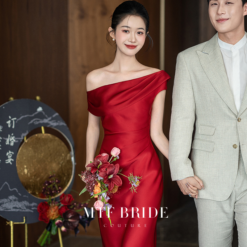 满庭芳 【恋人】 原创高级感敬酒服气质订婚礼服法式斜肩红新娘晨袍