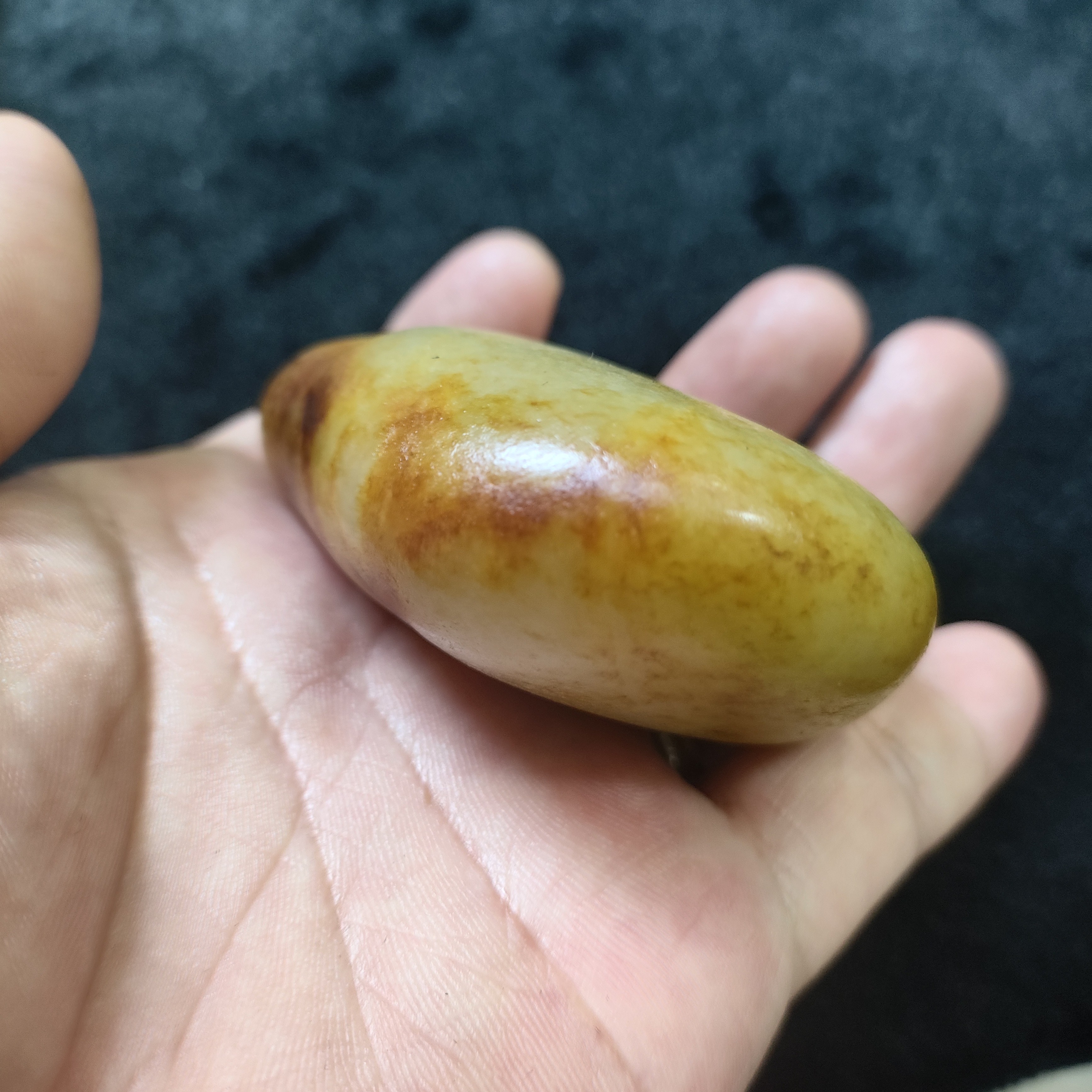 261.1克，新疆和田玉红油皮聚红皮聚黑皮原石，没有绺裂，是玩料。