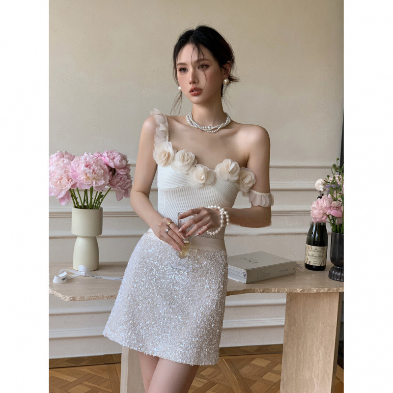 法式白色气质优雅纯欲风甜辣花瓣吊带性感针织短款上衣修身生日