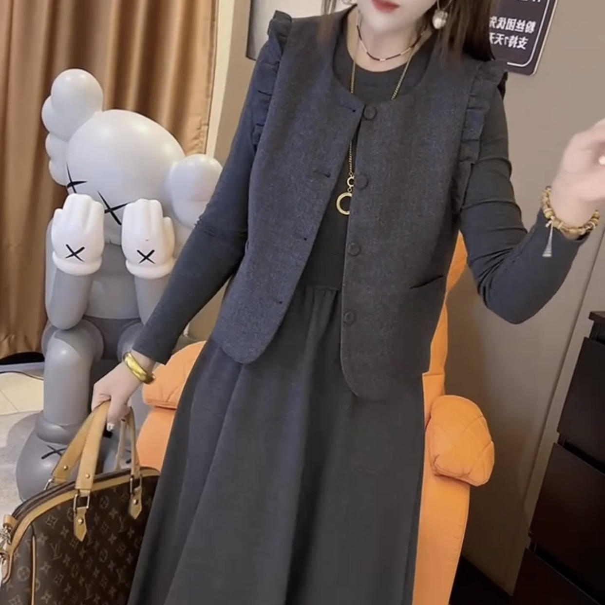 秋季新款洋气宽松显瘦百搭气质减龄无袖马甲与长袖连衣裙搭配