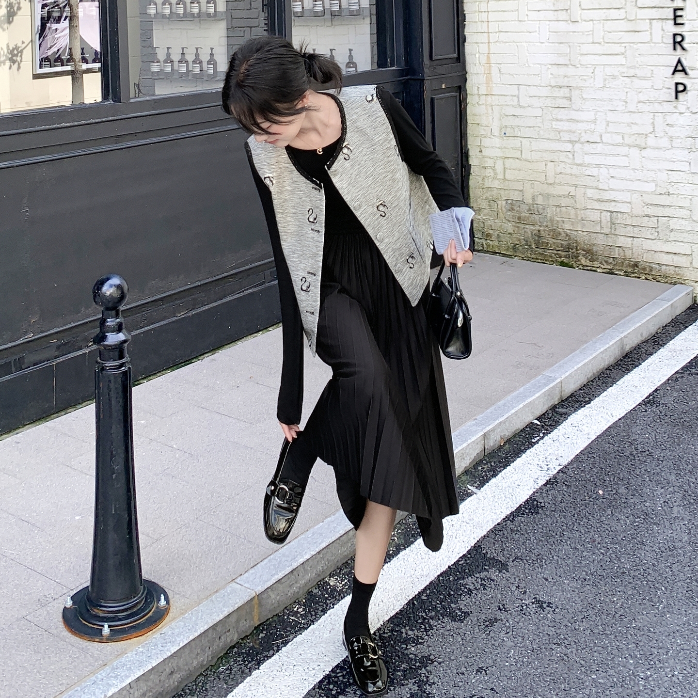 轻熟风连衣裙套装女2025早秋巨好看黑色百褶长裙刺绣马甲两件套