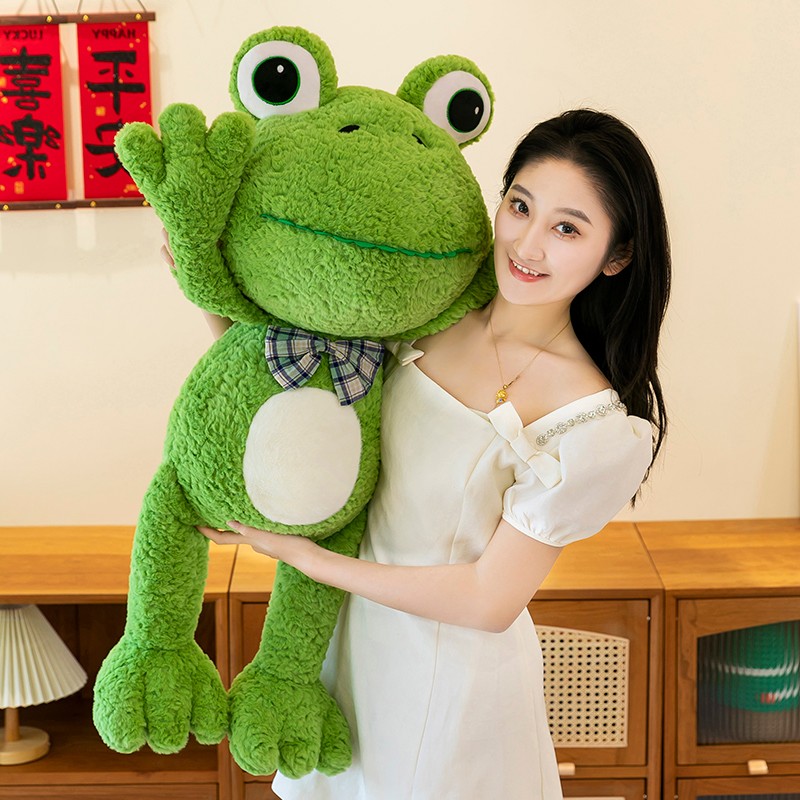 呆萌绿卡通青蛙圆眼蛤蟆女孩搂抱布娃娃安抚治愈系安抚睡觉公仔