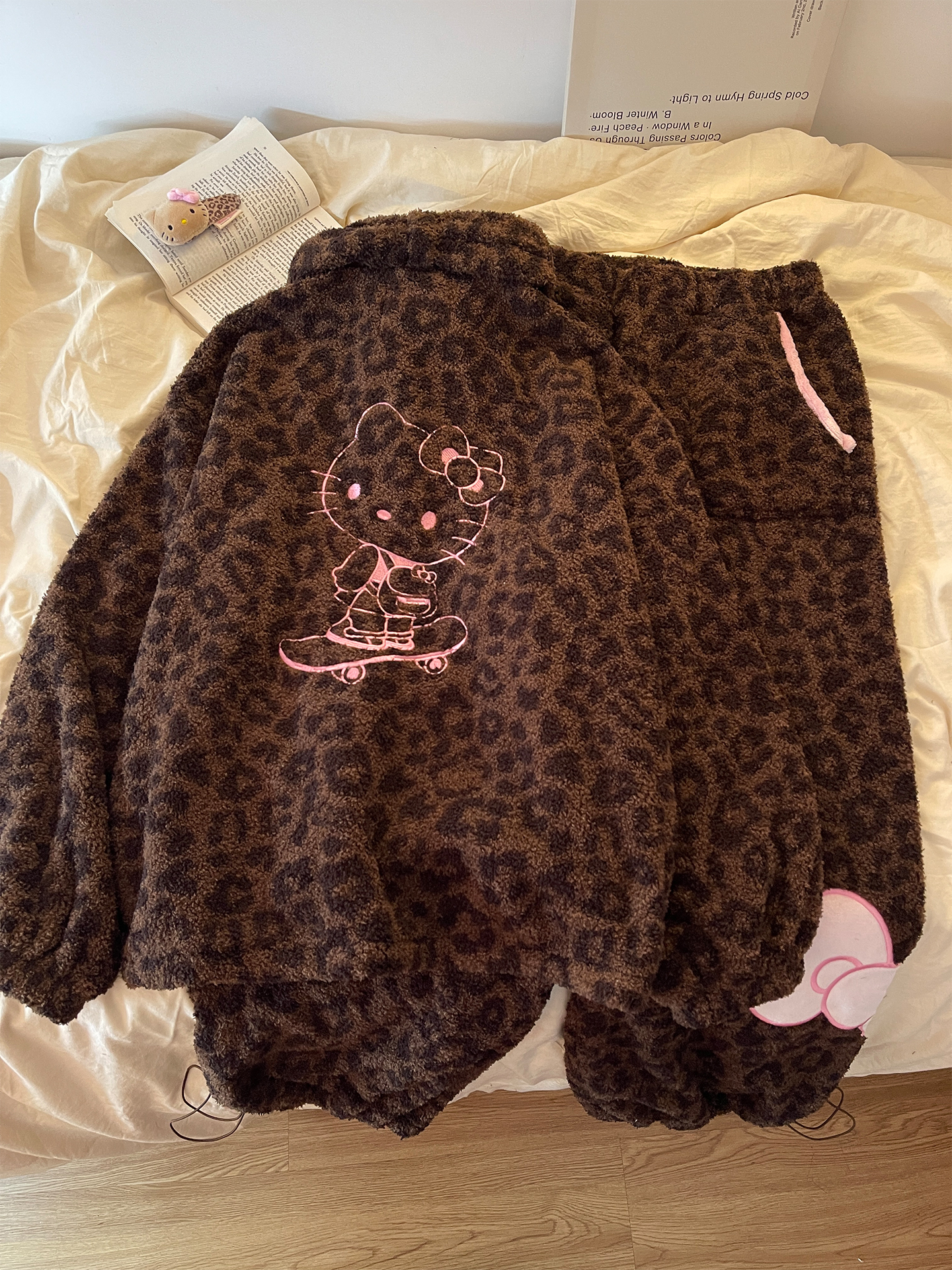 立领豹纹可爱Kitty珊瑚绒睡衣女秋冬款可爱卡通保暖ins家居服套装