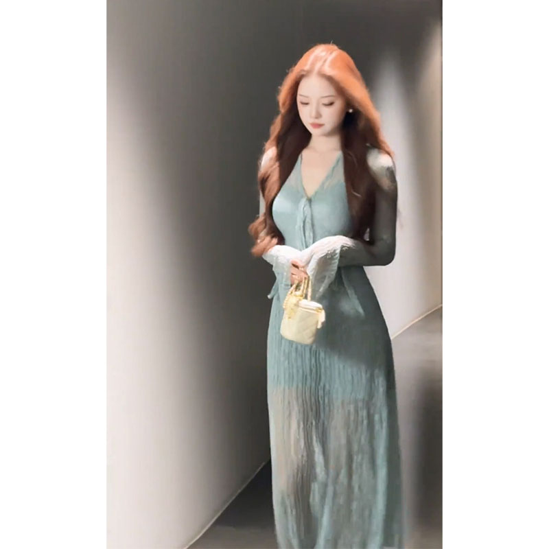 连衣裙女2025秋季新款法式高级感收腰显瘦V领蕾丝长袖系带中长裙