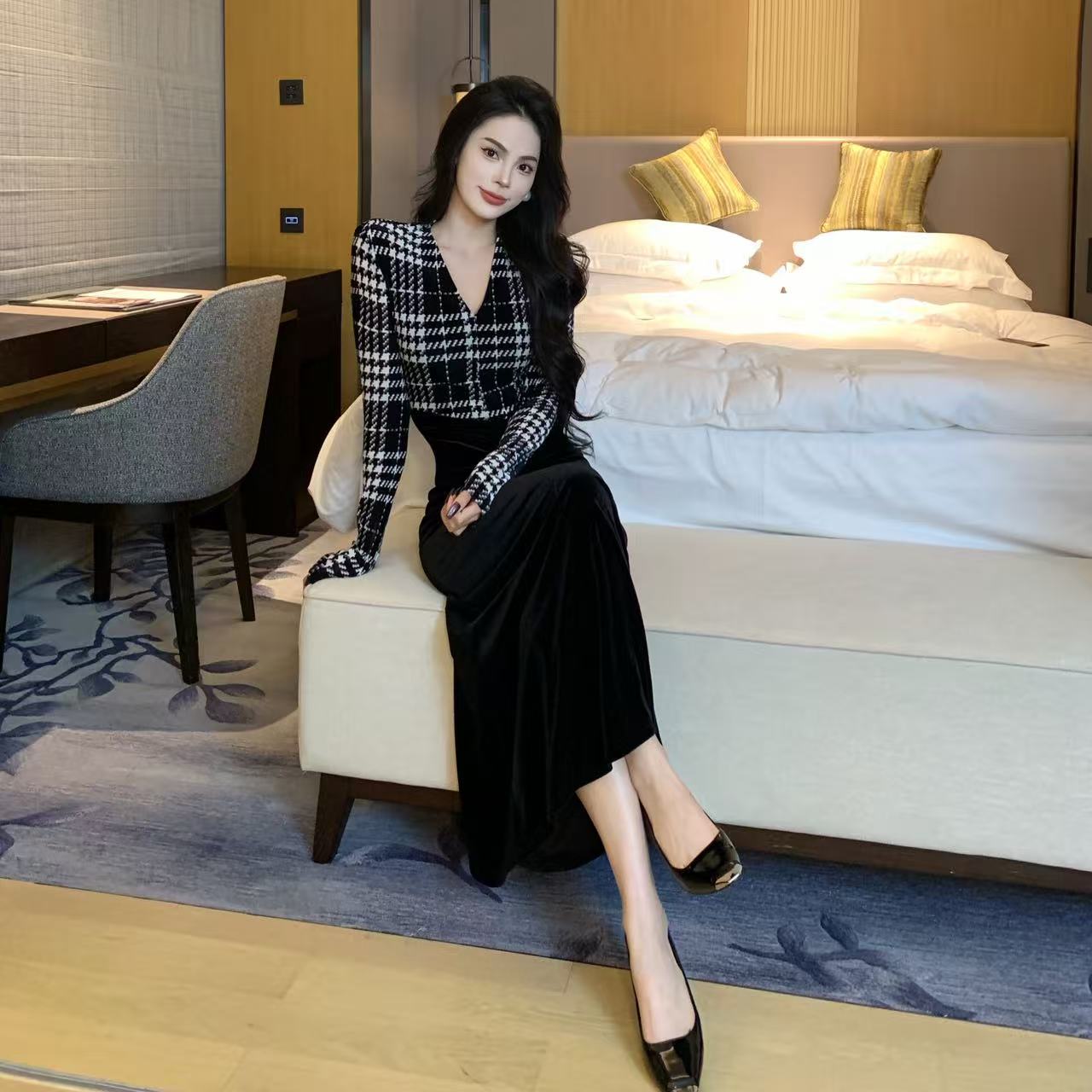 秋冬新款高级气质名媛千金设计感老钱拼色设计感V领显瘦连衣裙