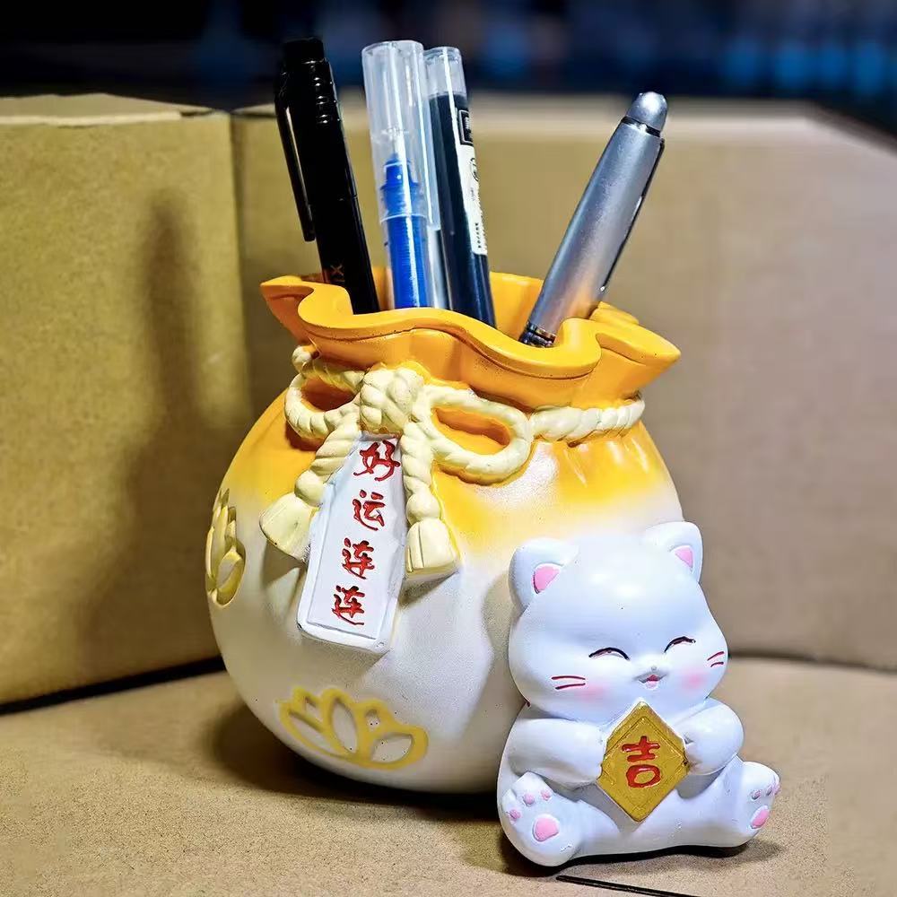 创意可爱招财猫笔筒摆件办公室工位桌面装饰情绪稳定生日礼物实用