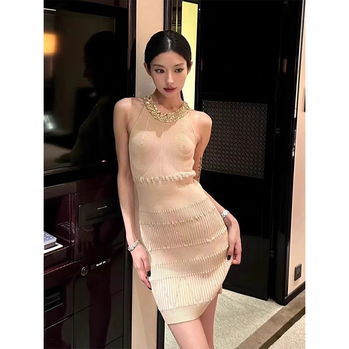 重工镶砖杏色圆领连衣裙女2025新款轻奢名媛风气质显瘦性感包臀裙