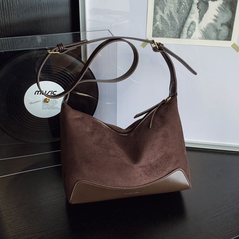 2025秋新款大气百搭单肩斜挎慵懒舒适大容量饺子包磨砂通勤托特包