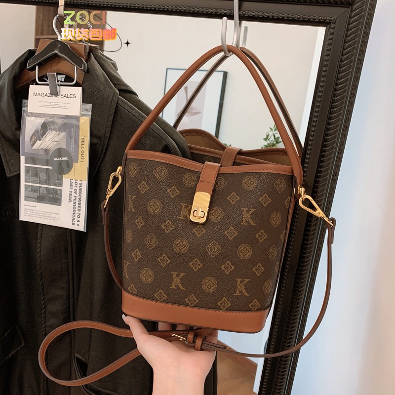 2025年流行款香港品牌休闲便携水桶包女气质新款轻奢中号托特包包