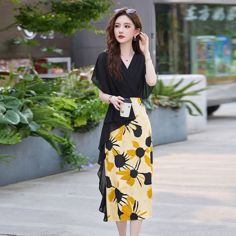 轻奢高级感连衣裙2025夏季新款女神范印花V领假两件套拼接印花裙