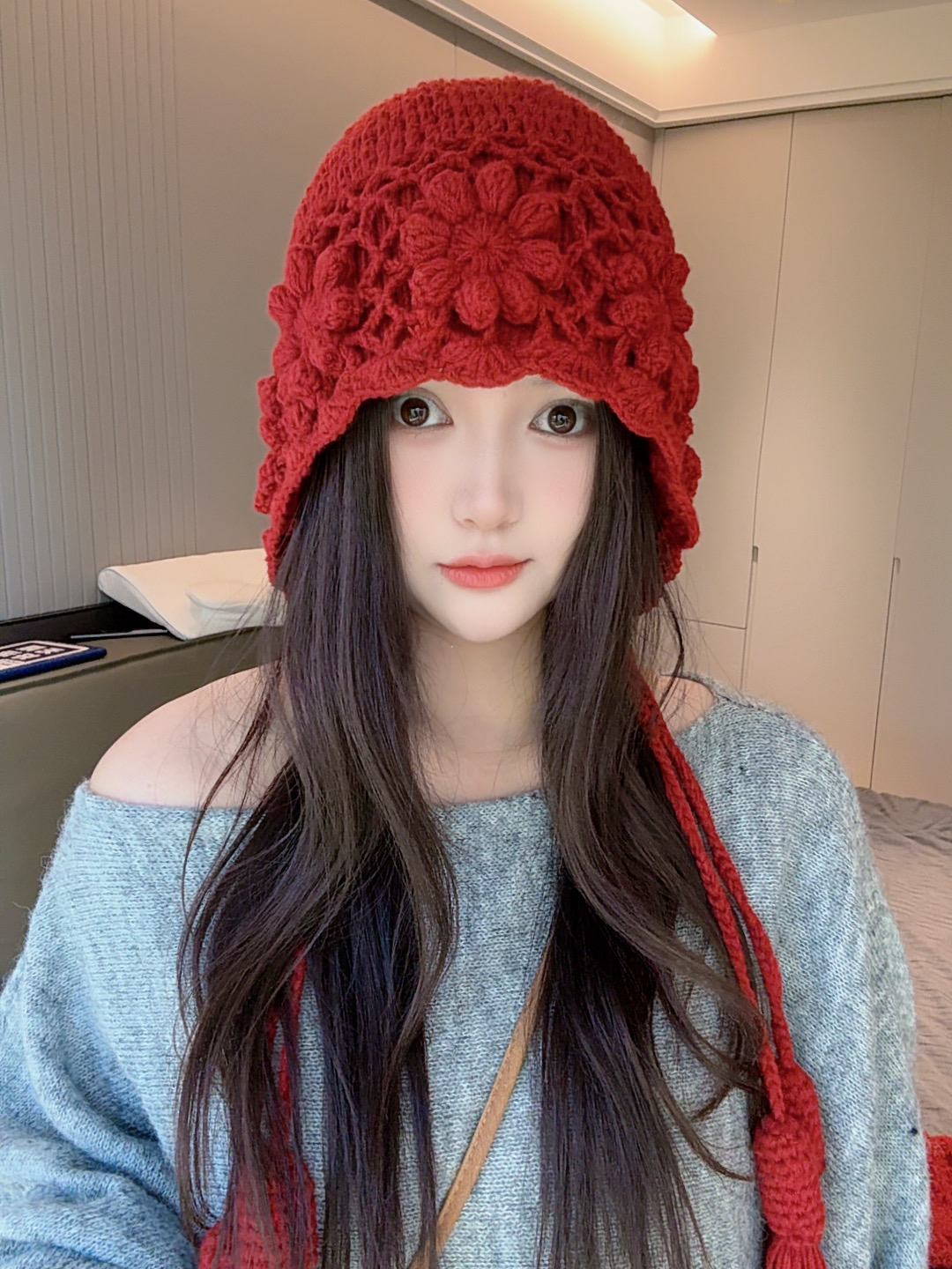 2025新款花朵纯手工编织双层辫子毛线帽女秋冬百搭针织护耳帽