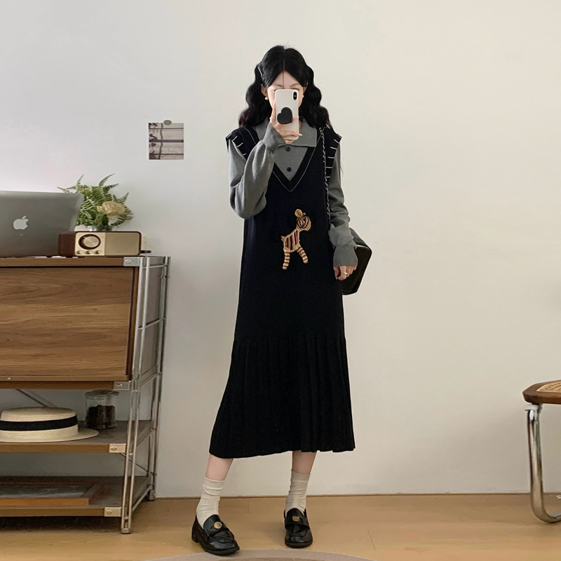大码秋冬新款黑色假两件连衣裙女学院风刺绣卡通拼接遮肉毛衣长裙