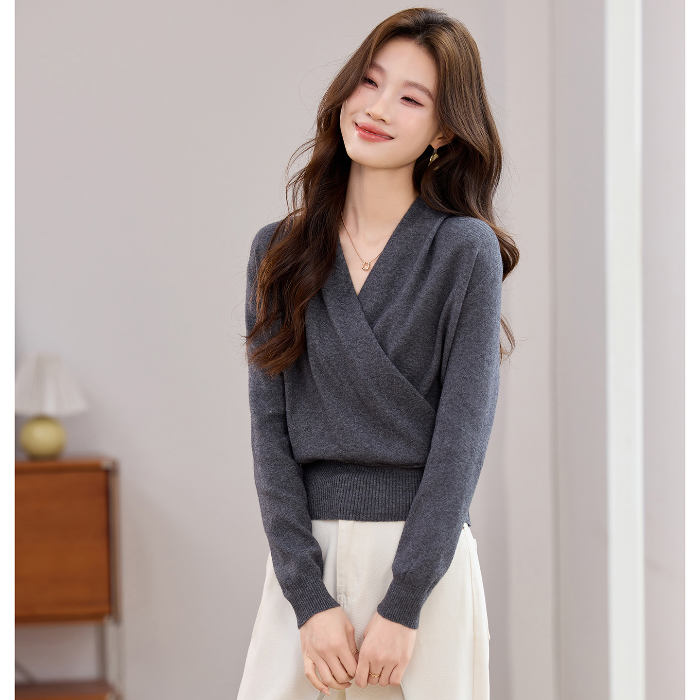 秋冬新款优雅知性气质交叉V领打底针织衫显瘦短款软糯收腰上衣女