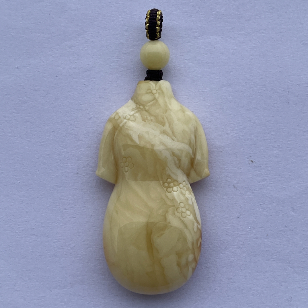 蜜蜡吊坠白蜜旗袍，旗开得胜10.12g50.8/27.3/13㎜