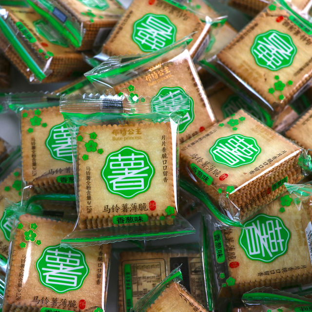 布特公主马铃薯薄脆饼干香葱味超薄散装零食迷你正方形酥脆小薄饼