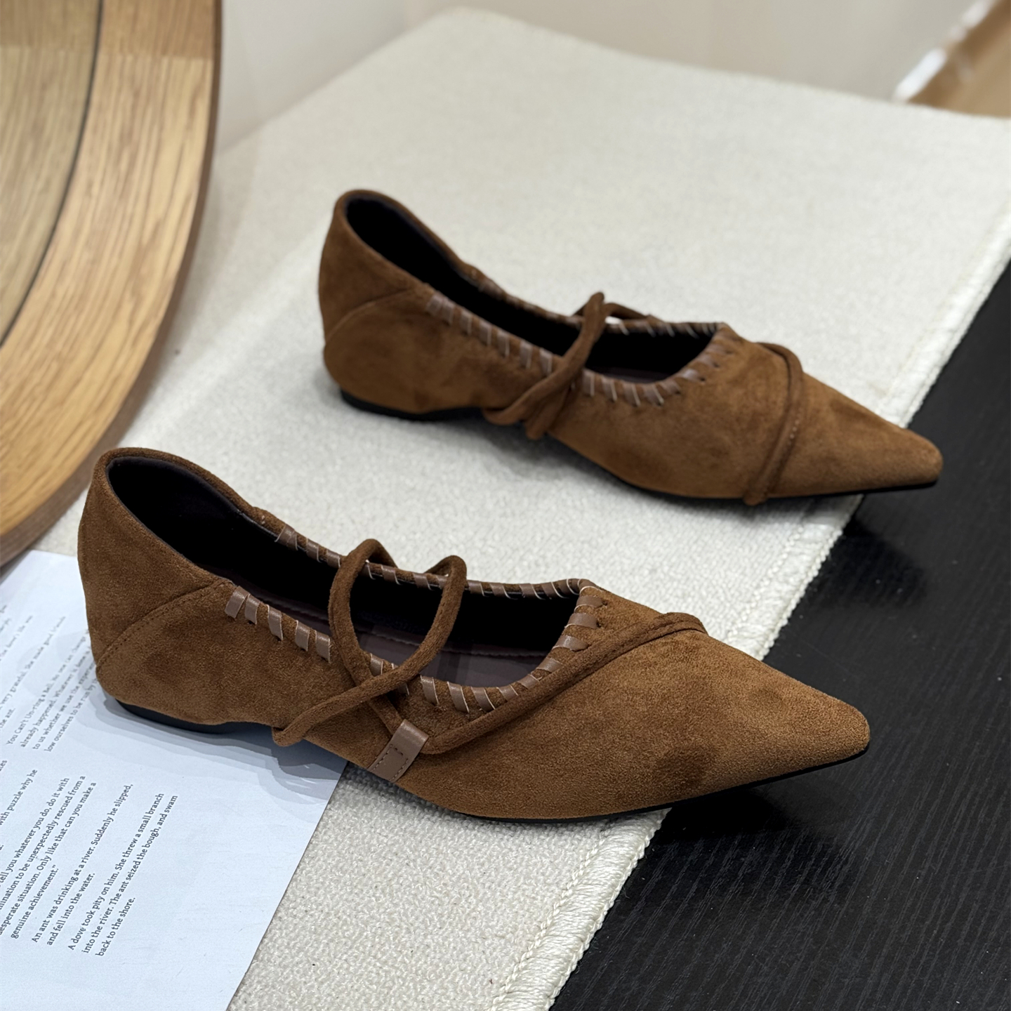 尖头坡跟内增高绒面晚晚鞋女2025新款秋季平底复古交叉带芭蕾单鞋