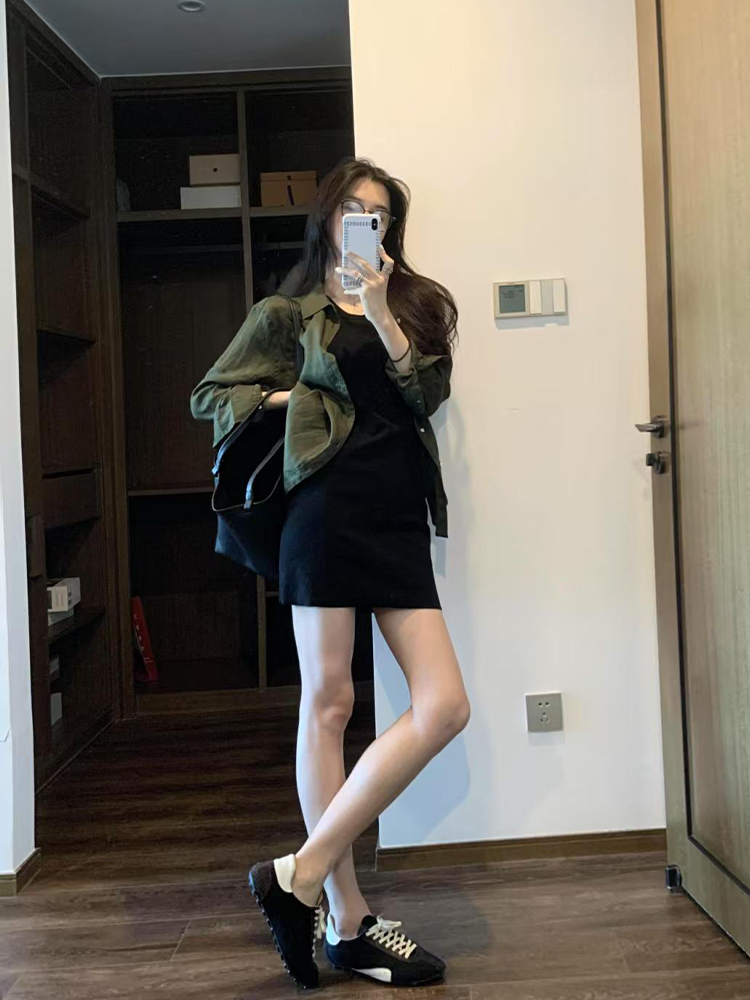 2025夏季新款韩系气质高级感穿搭防晒衬衫黑色显瘦背带裙两件套女