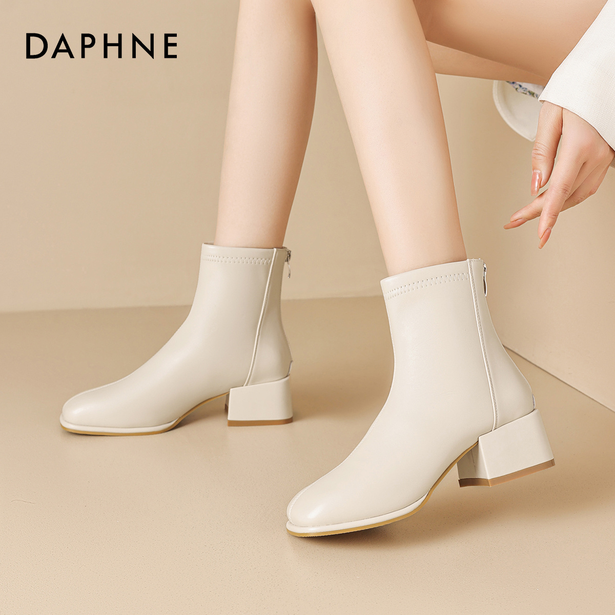 达芙妮雪地靴女款2025新款冬季加绒棉鞋白色粗跟靴子切尔西靴短靴