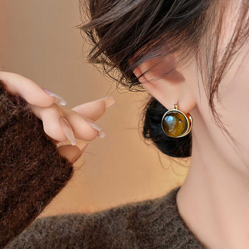 FM咖色双面圆形树脂镶钻耳环氛围感高级感耳扣复古美拉德通勤百搭