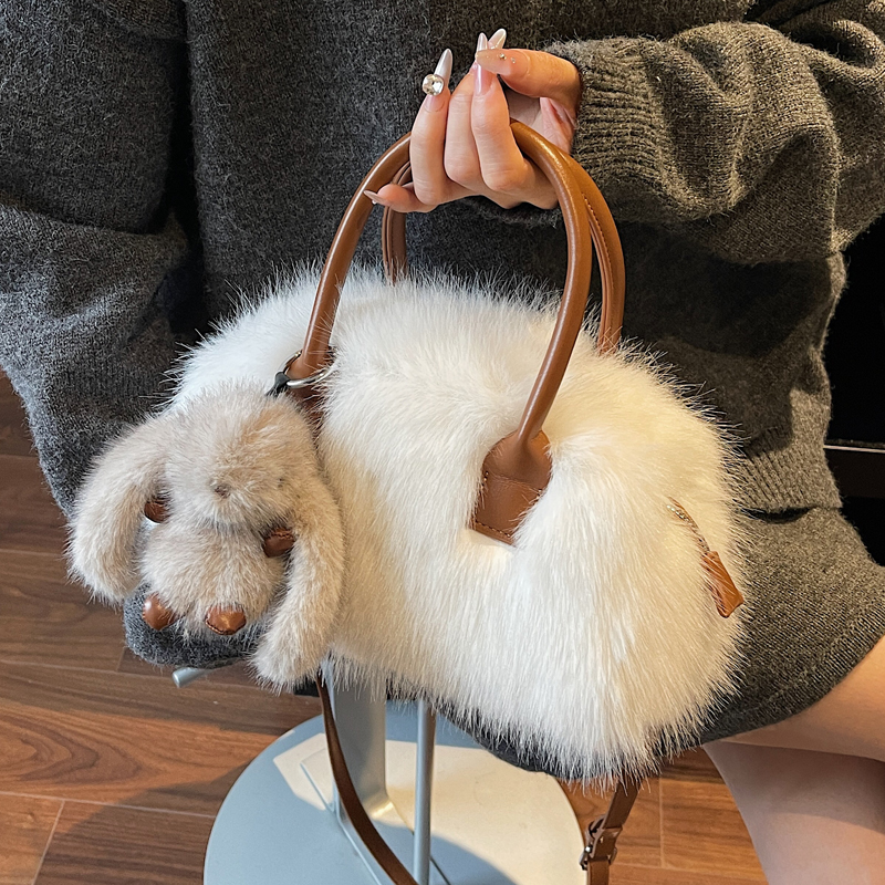 今年流行手提毛毛包女2025冬季新款毛绒通勤单肩包小众通勤斜挎包