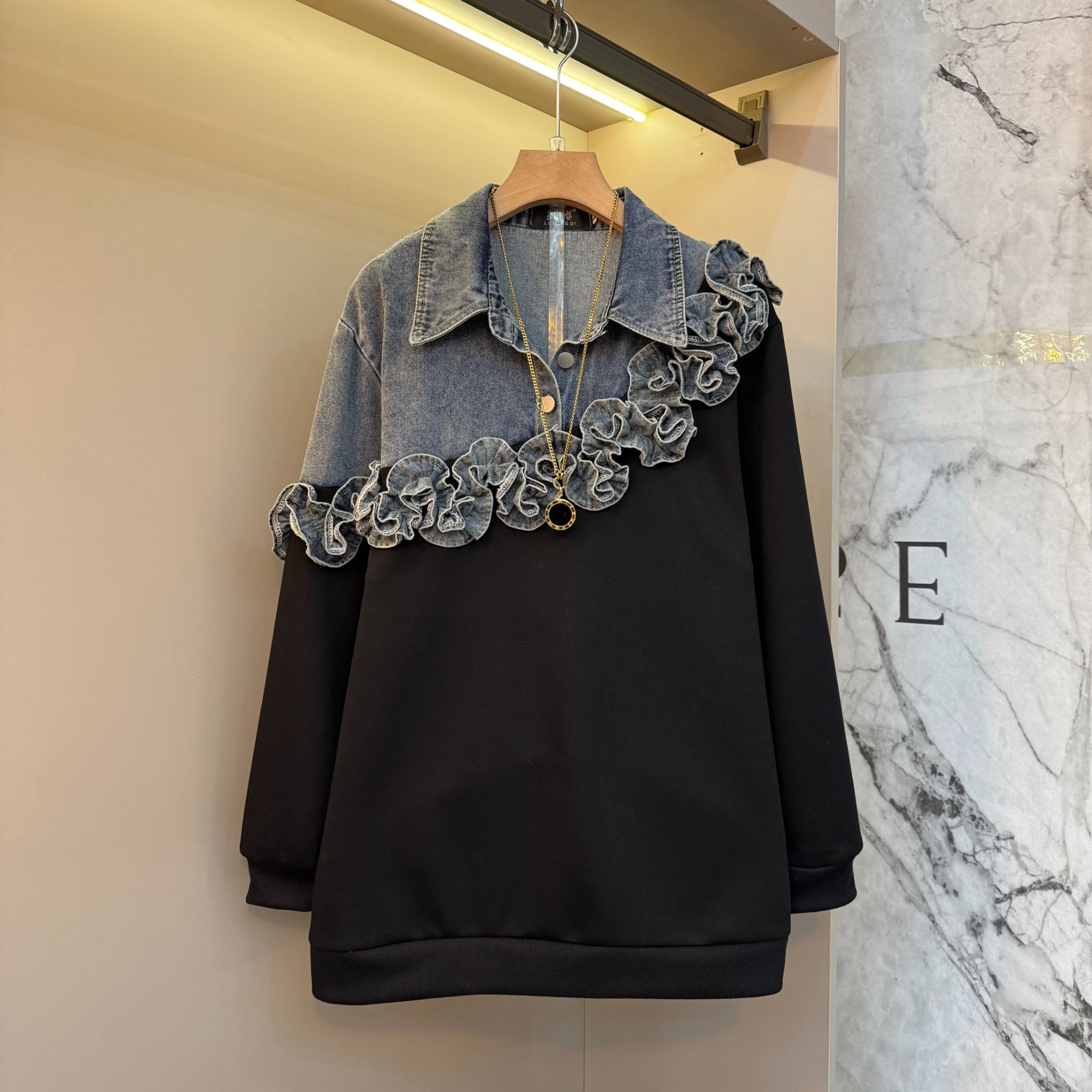 2025气质设计欧货翻领洋气新款牛仔花边时髦胖mm大码衬衫上衣8599