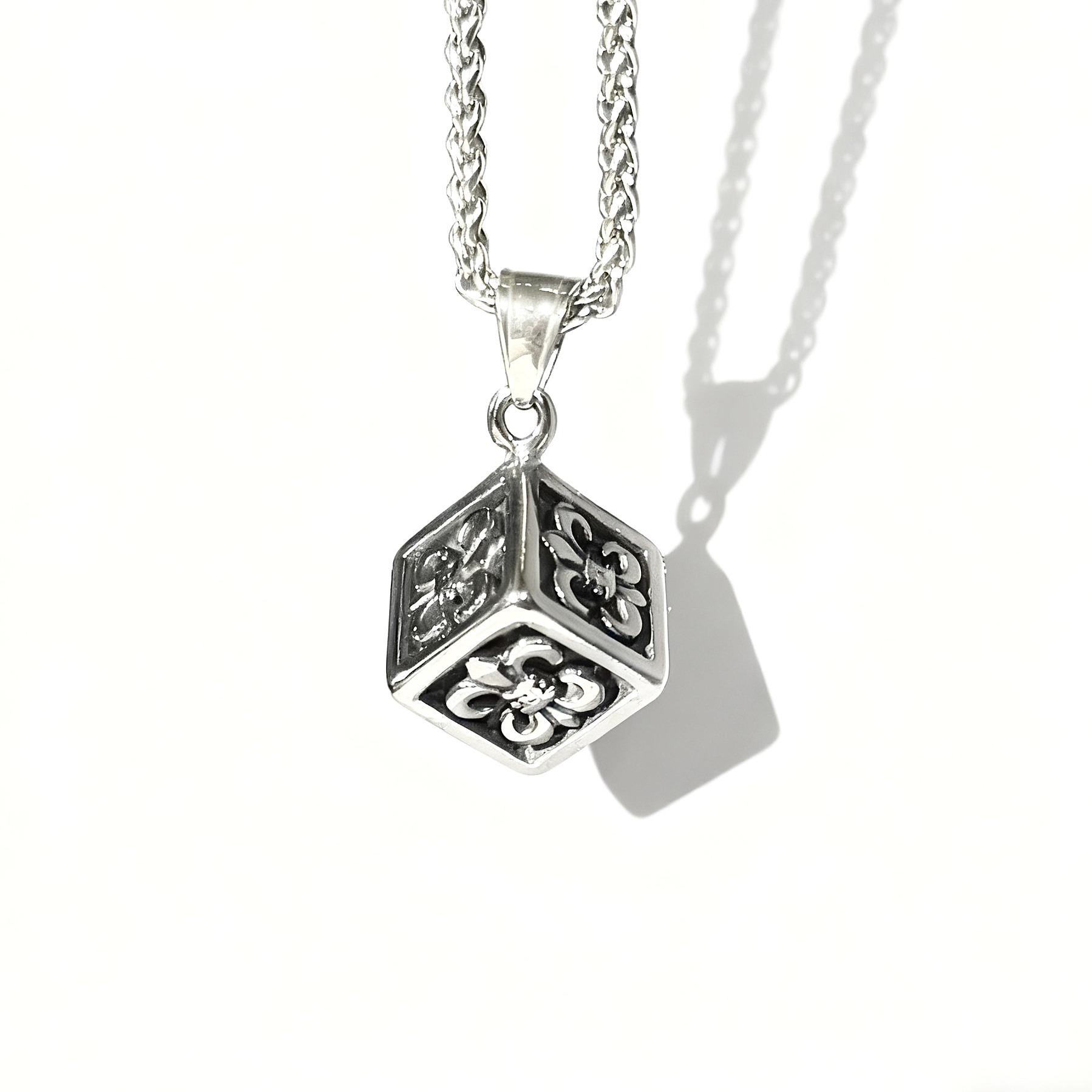 钛钢吊坠 鸢尾花小众轻奢项链钛钢毛衣项链高级感不掉色ins项链