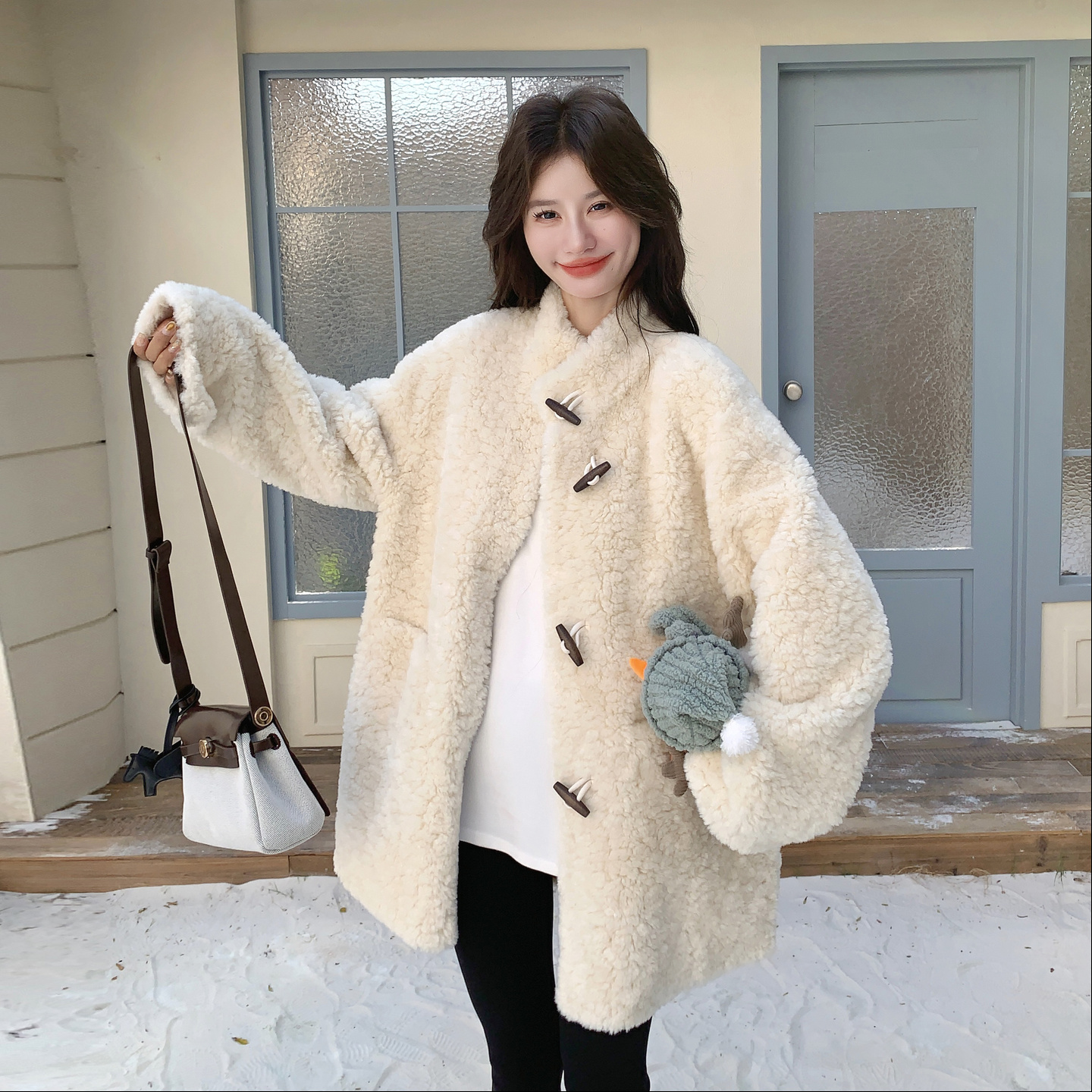 米白色牛角扣巨好看羊羔毛大衣女2025冬季新款中长款皮毛一体外套