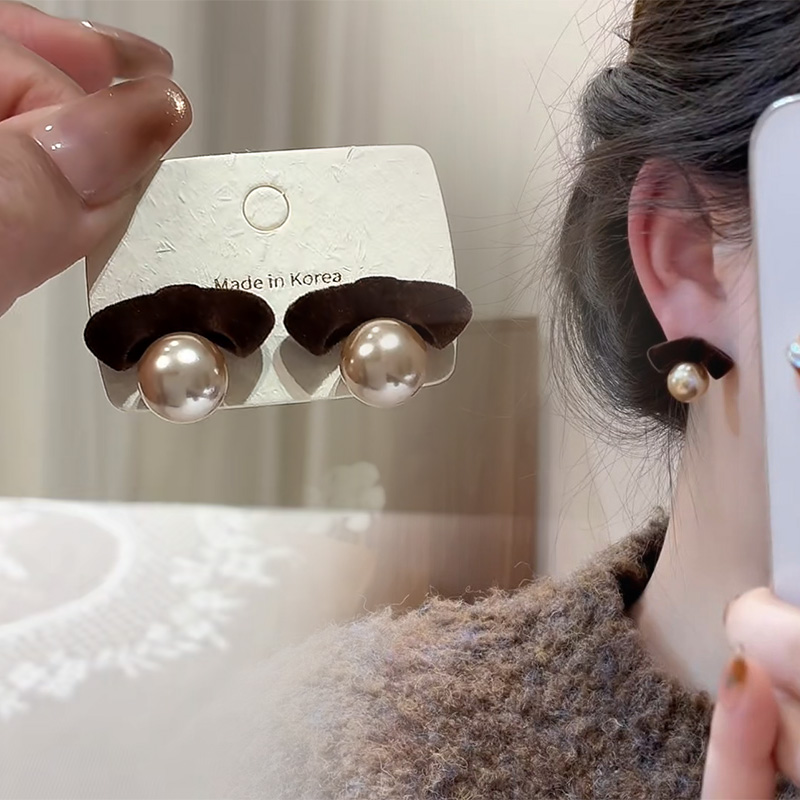 铜合金布艺耳饰 秋冬棕色蝴蝶结珠珠耳钉质感百搭温柔简约耳饰女