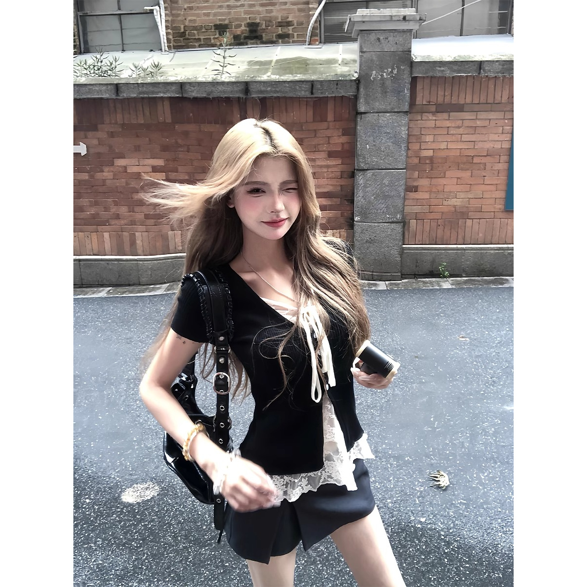 美式甜酷风蕾丝拼接v领短袖t恤女夏季独特修身显瘦短款假两件上衣
