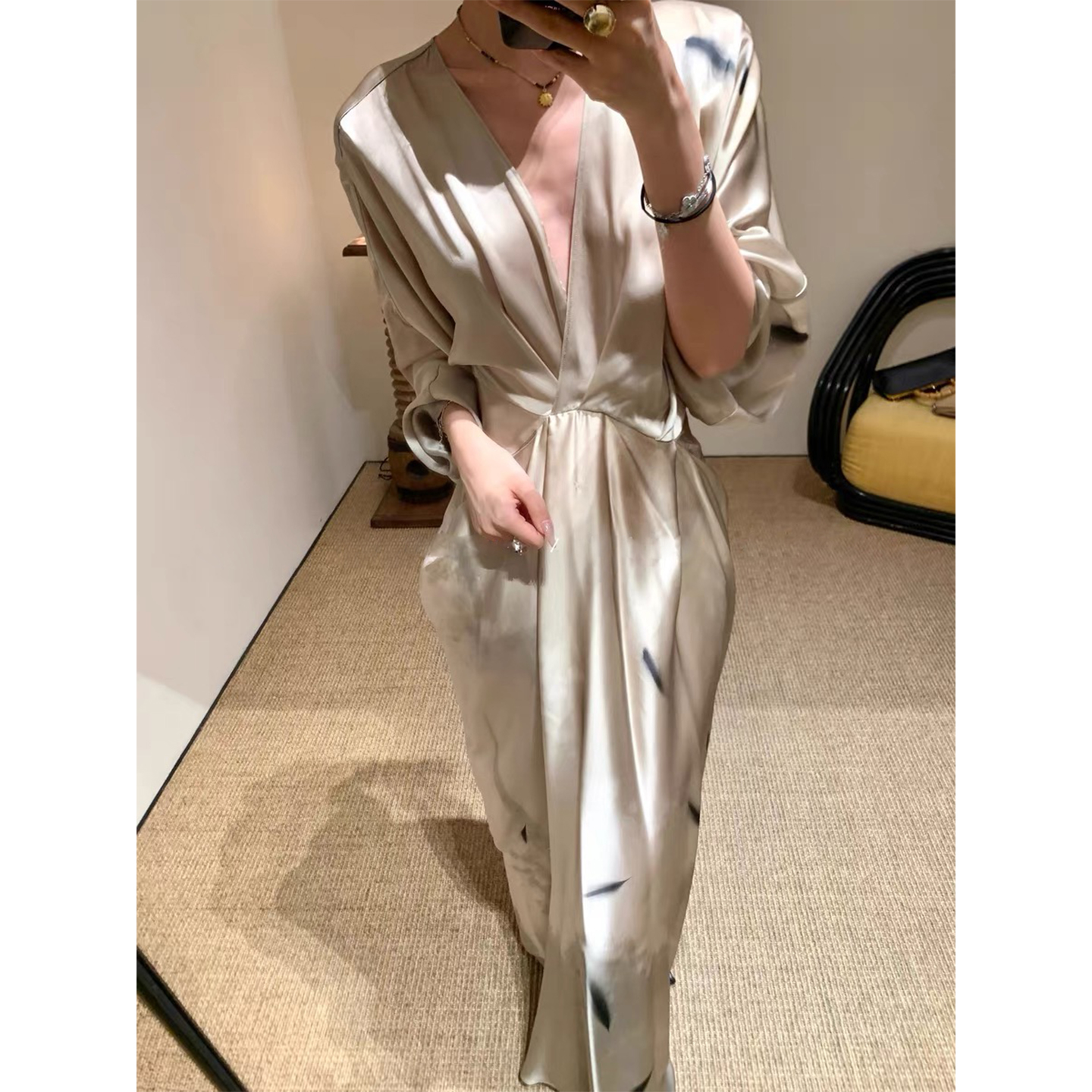 灞桥纸墨珍珠锻长袖收腰连衣裙清冷仙气V领小众气质式礼服设计