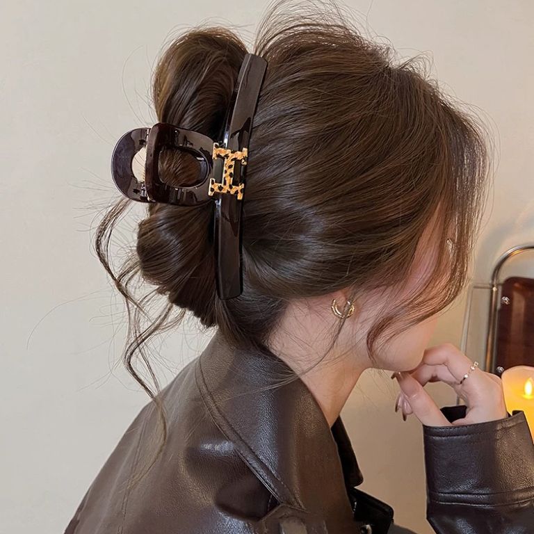 豹纹字母标抓夹发量多发夹女后脑勺鲨鱼夹2025新款高级感夹子发饰